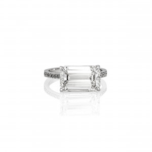 DAP.211275_DSC_2024_Anastasia Kessaris_Solitaire Emerald Diamond Ring